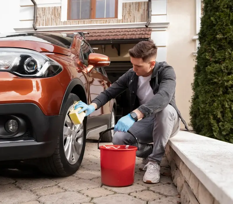 Lavage auto à domicile Ain : professionnel intervenant sur un véhicule